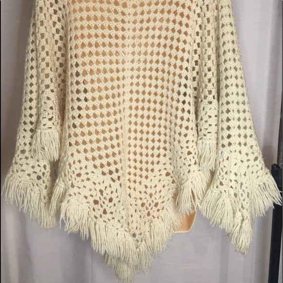 Gorgeous vintage crochet poncho in lemon 🍋 Great for those upcoming winter days - Picture 5 of 8